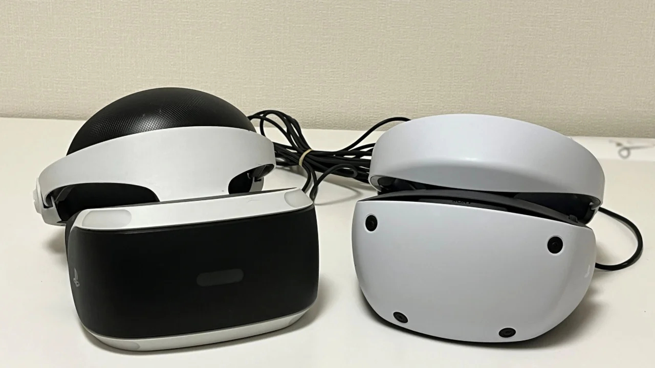 デスクの上で撮影された「Zetubou」の所持するPlayStation VRとVR2
