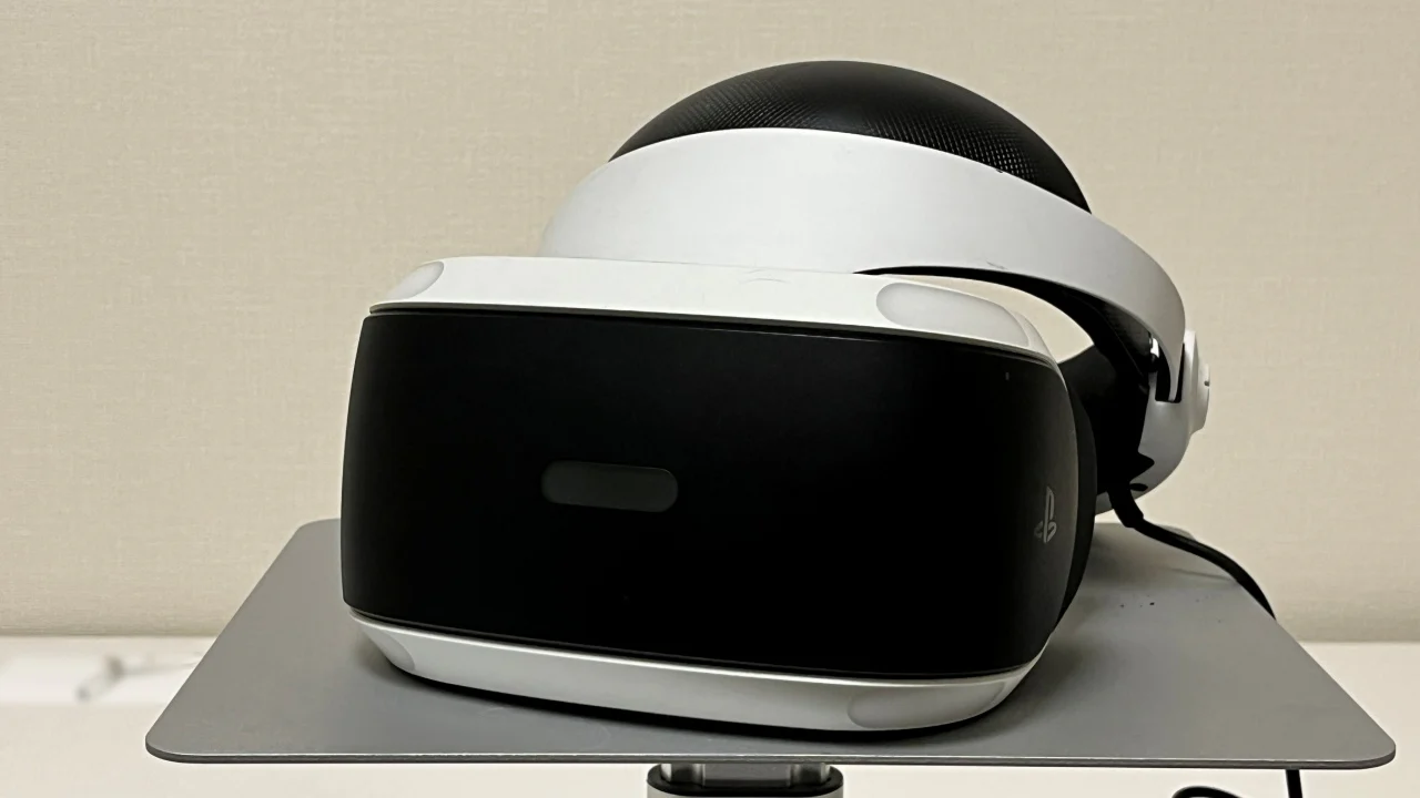 デスクの上で撮影された「Zetubou」の所持するPlayStation VR(初代)
