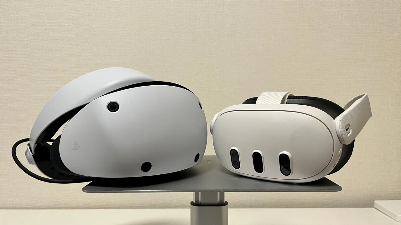 デスクの上の台に置かれたPSVR2とQuest3