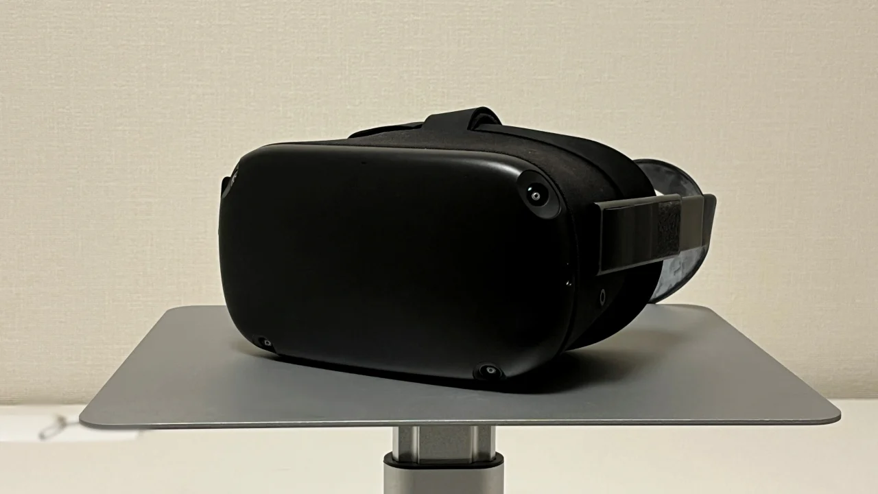 デスクの上で撮影された「Zetubou」の所持するOculus Quest(初代)