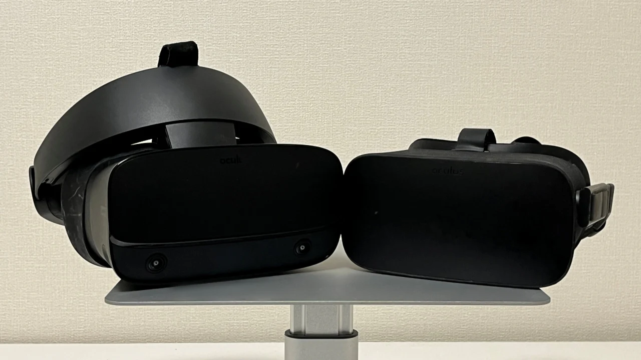 デスクの上で撮影された「Zetubou」の所持するOculus RiftとRift S