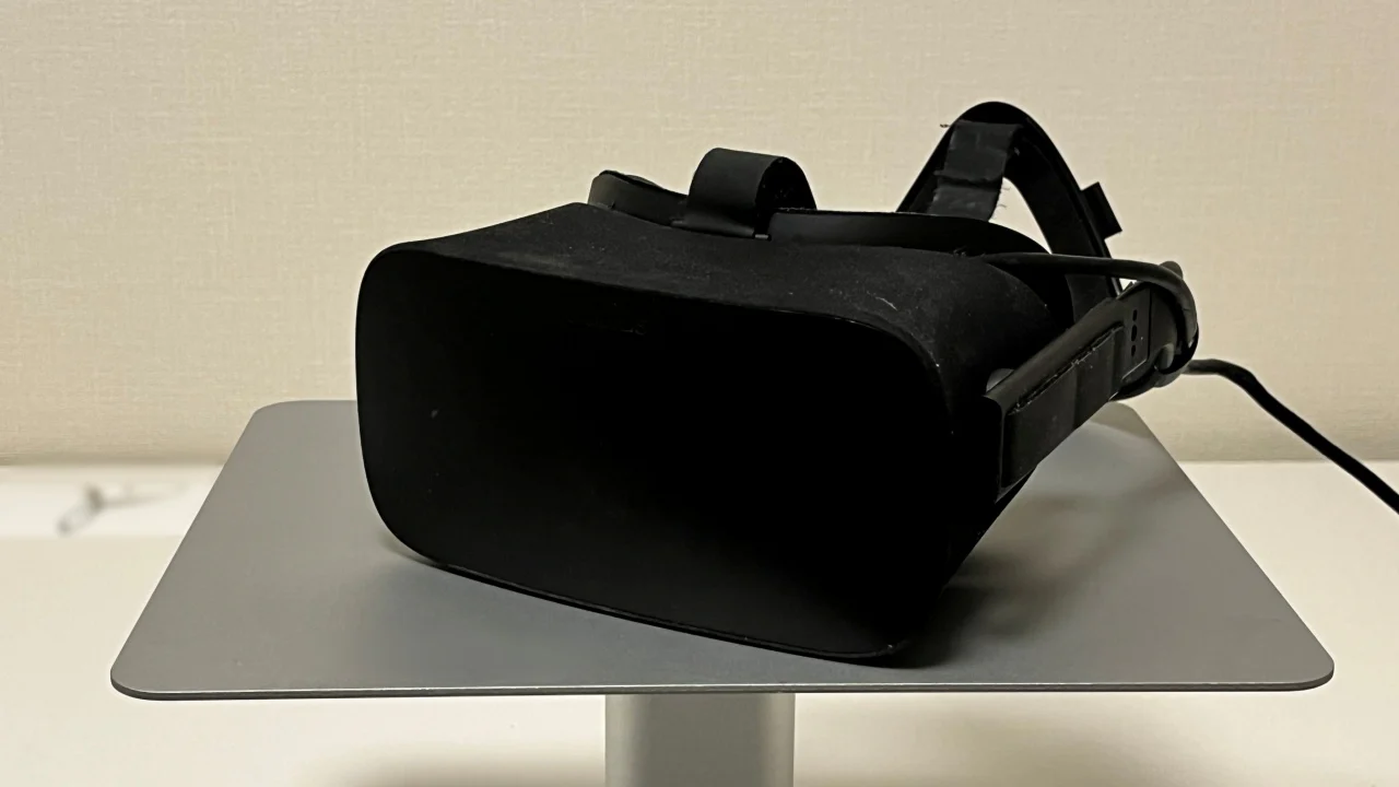 デスクの上で撮影された「Zetubou」の所持するOculus Rift S