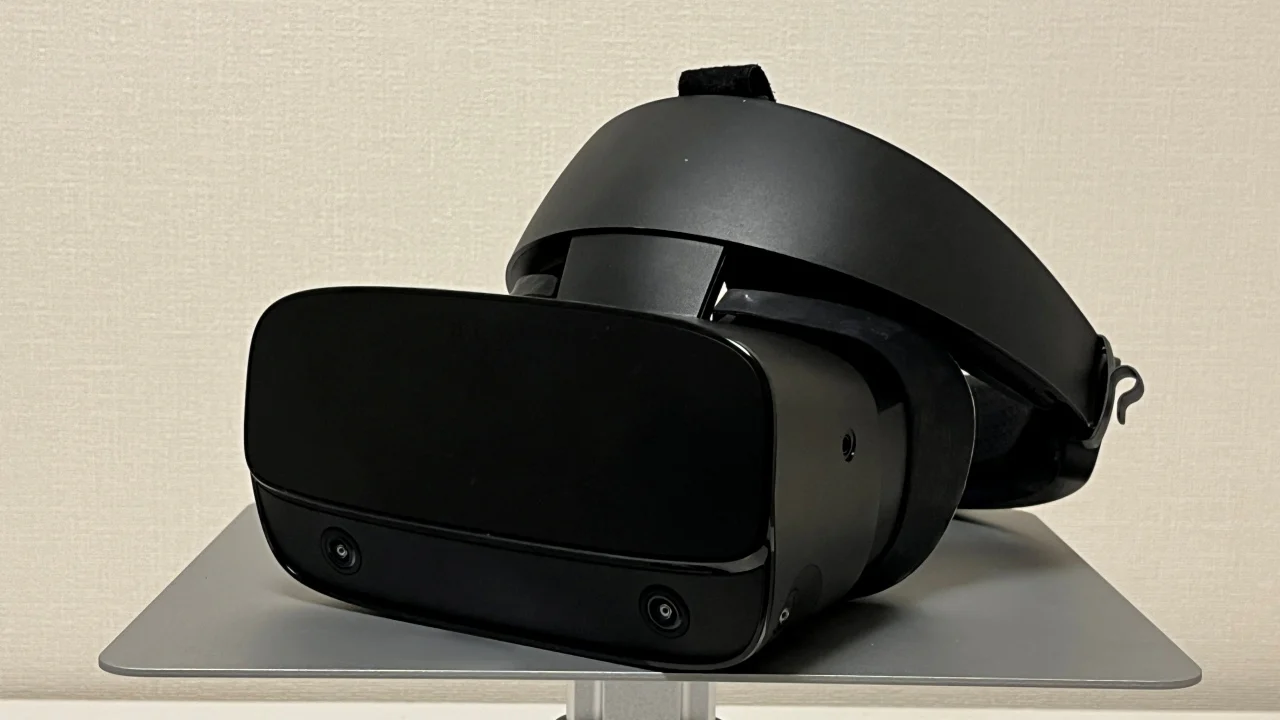 デスクの上で撮影された「Zetubou」の所持するOculus Rift